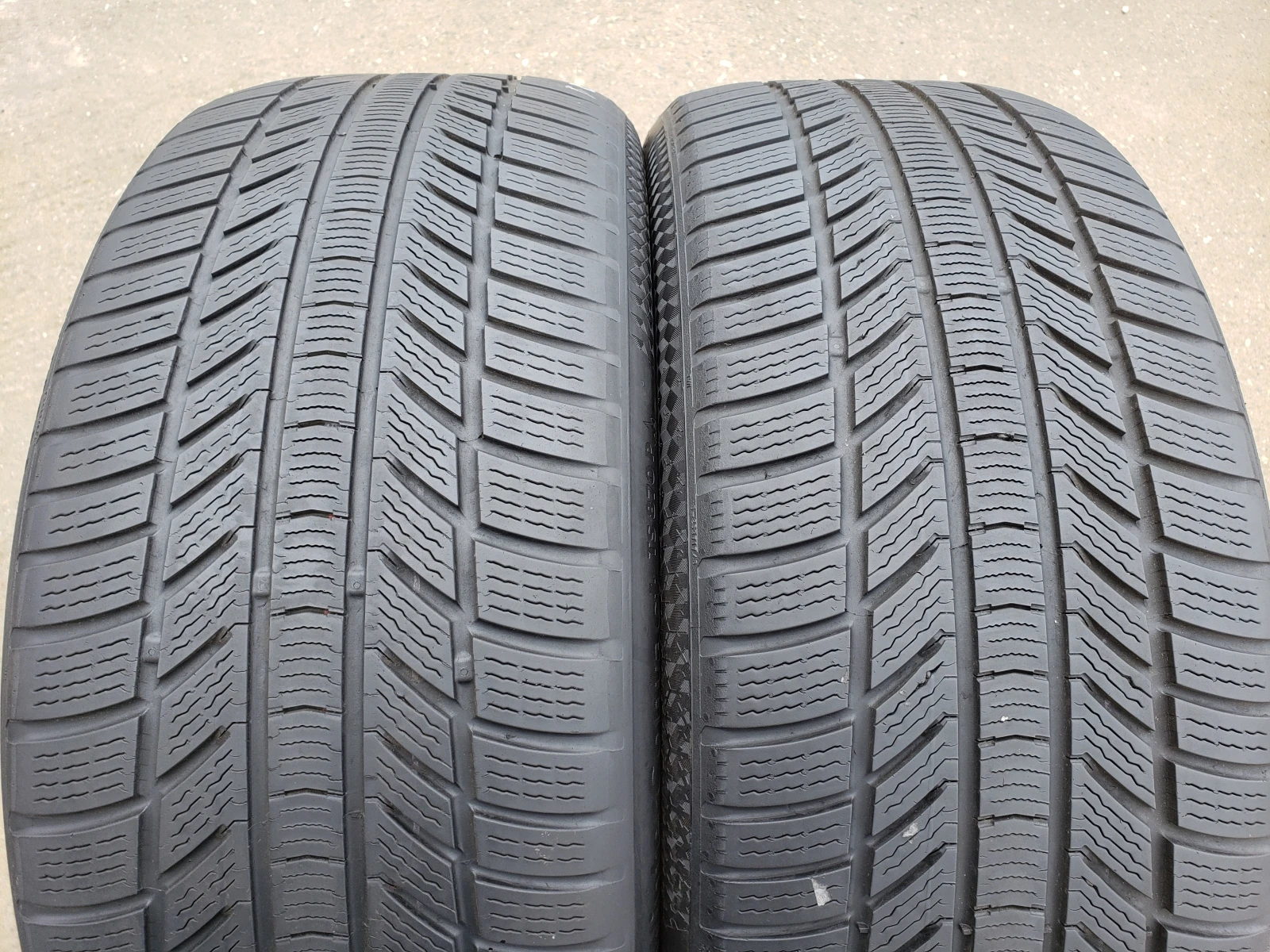 Гуми Зимни 255/40R21, снимка 2 - Гуми и джанти - 56269481