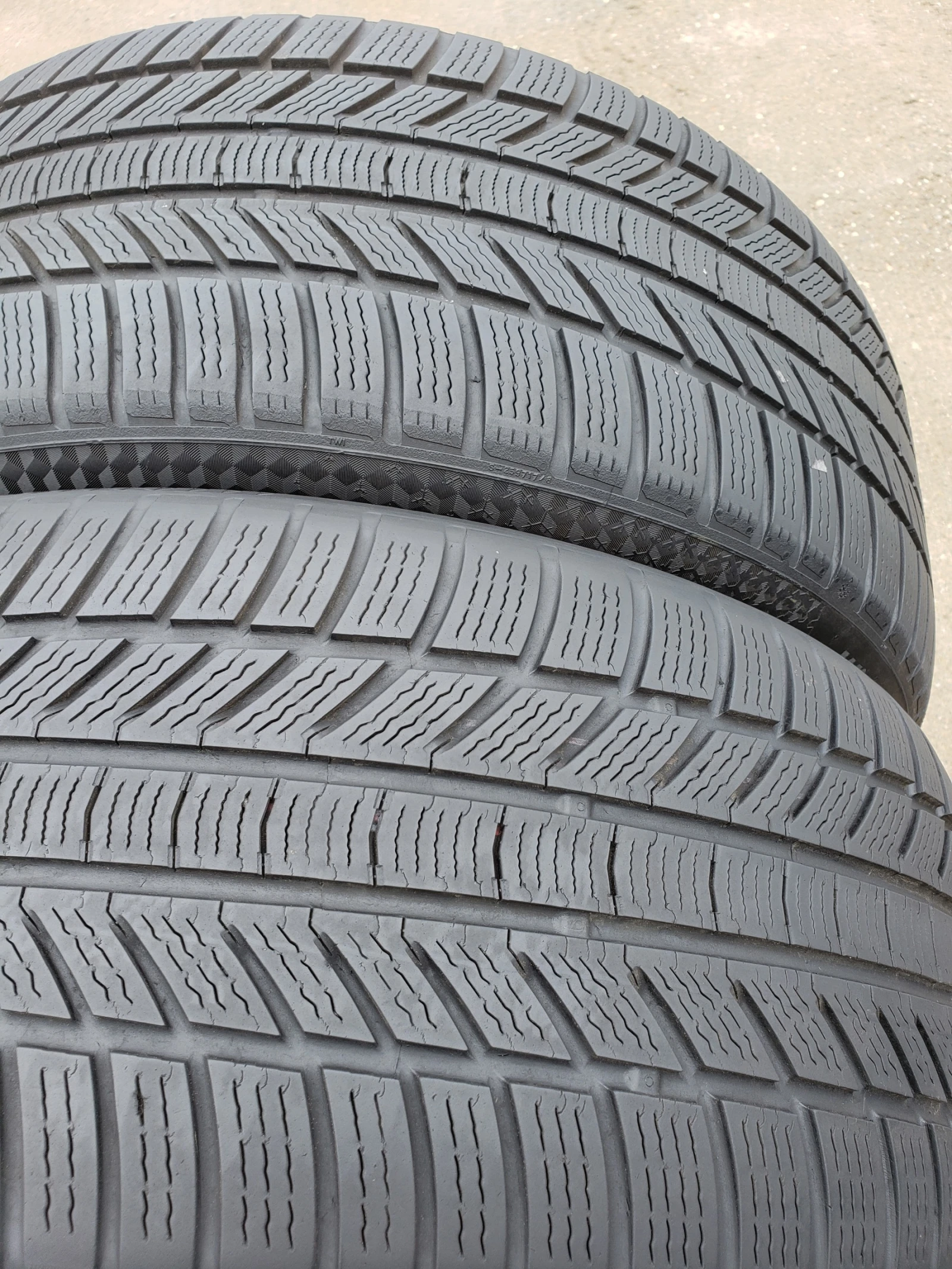 Гуми Зимни 255/40R21, снимка 4 - Гуми и джанти - 56269481