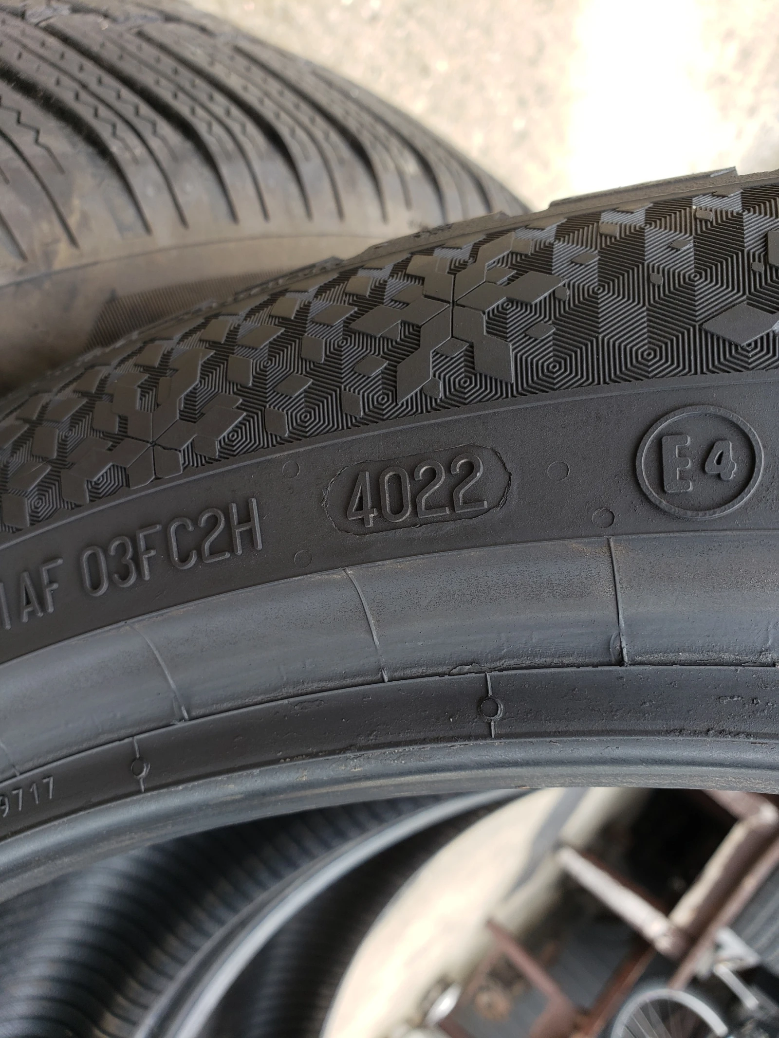 Гуми Зимни 255/40R21, снимка 6 - Гуми и джанти - 56269481
