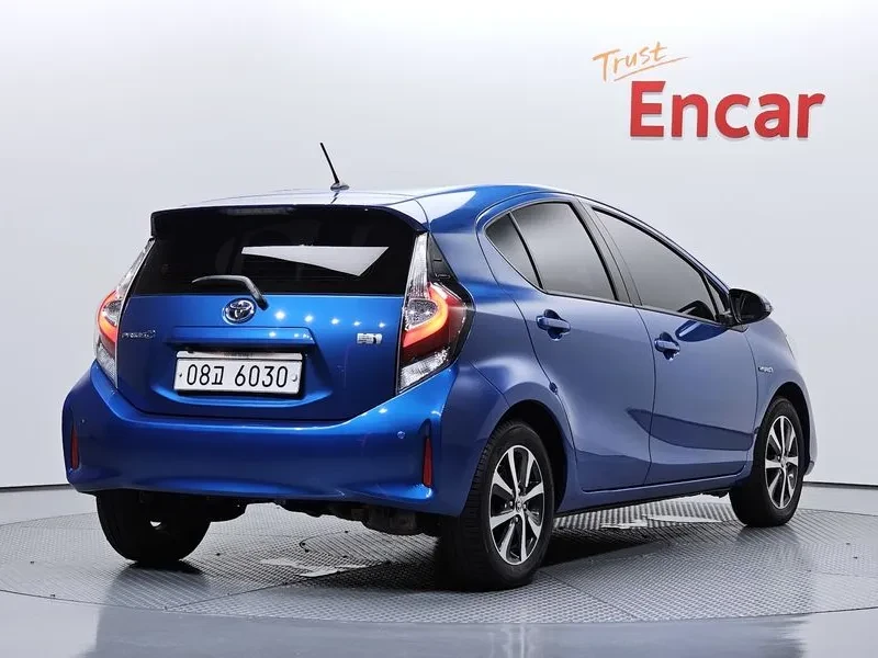 Toyota Prius C 1.5 Хибрид, снимка 2 - Автомобили и джипове - 55643731