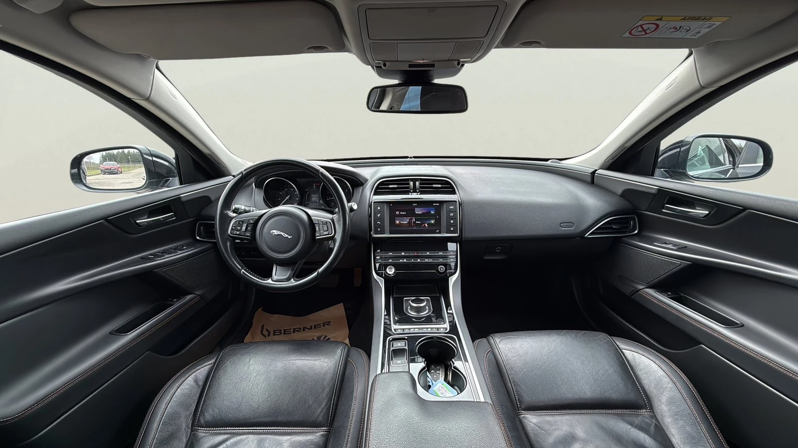 Jaguar XE 2.0 D, снимка 10 - Автомобили и джипове - 54541104
