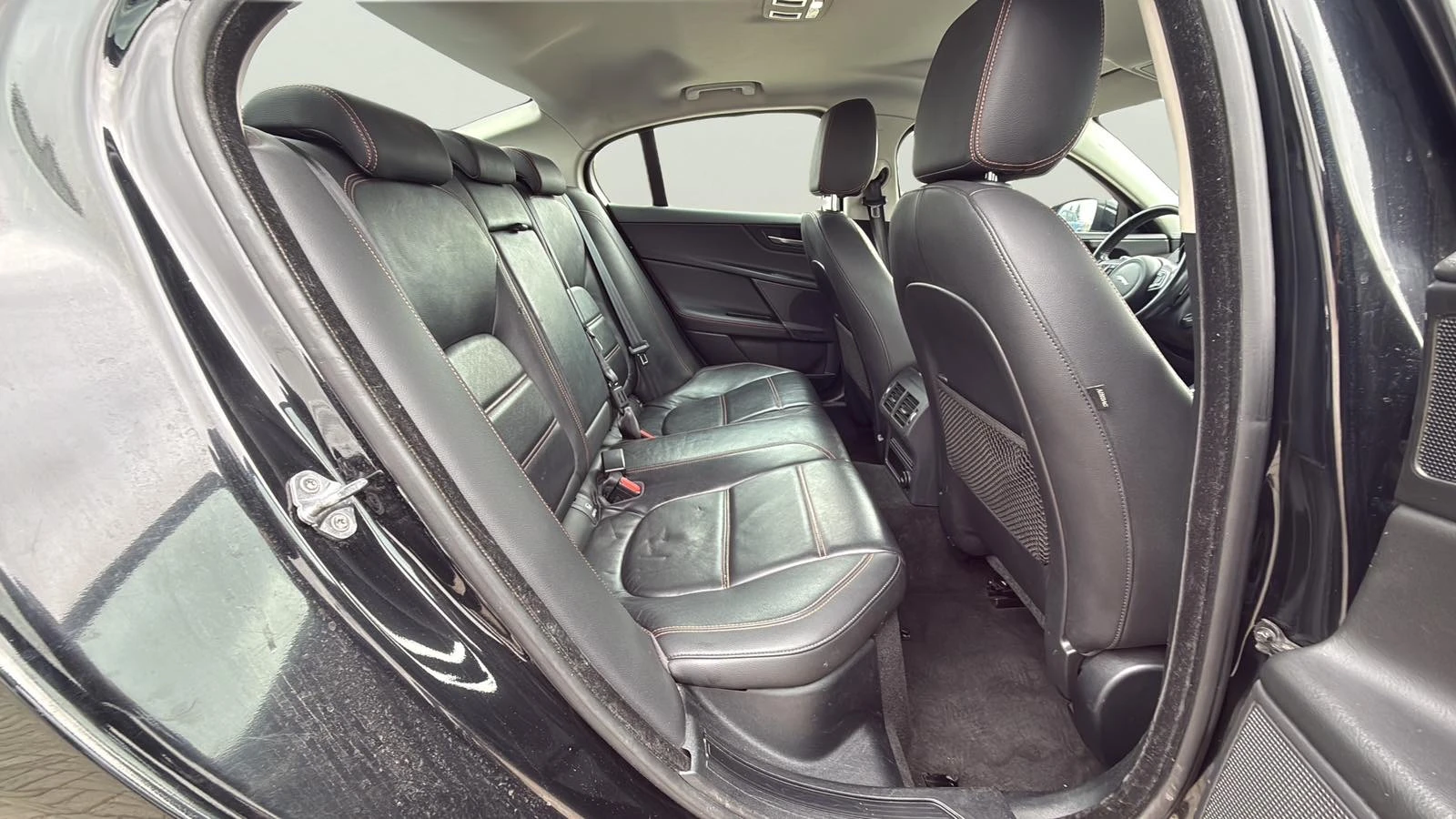 Jaguar XE 2.0 D, снимка 13 - Автомобили и джипове - 54541104