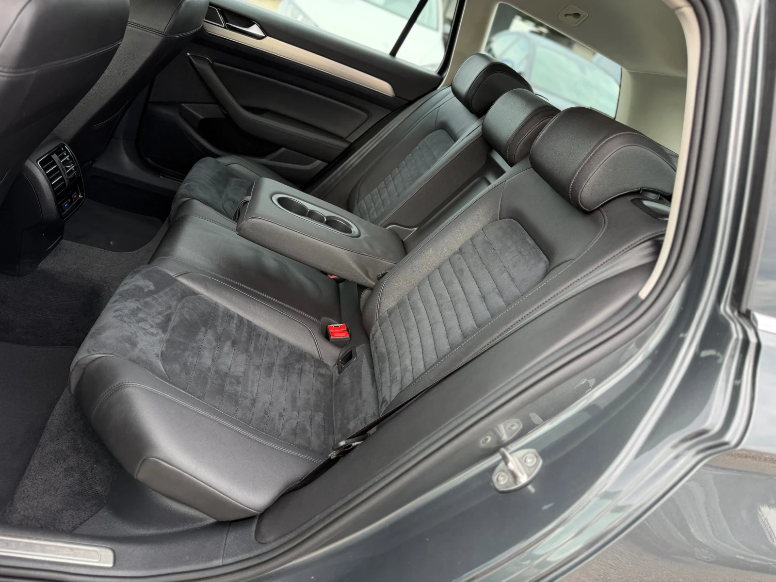 VW Passat 2.0TDI 150кс 6ск НАВИ АЛКАНТАРА МАСАЖ ПОДГРЕВ , снимка 12 - Автомобили и джипове - 54626798