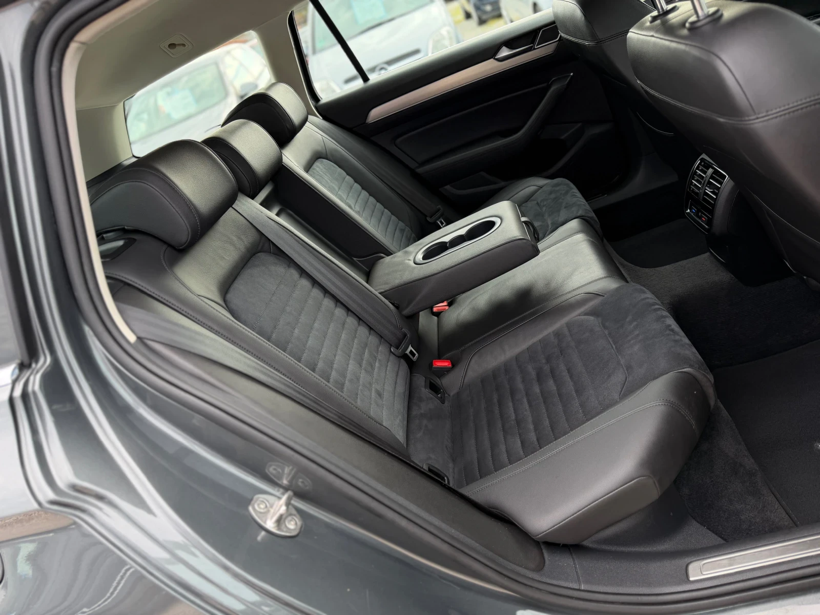 VW Passat 2.0TDI 150кс 6ск НАВИ АЛКАНТАРА МАСАЖ ПОДГРЕВ , снимка 13 - Автомобили и джипове - 54626798