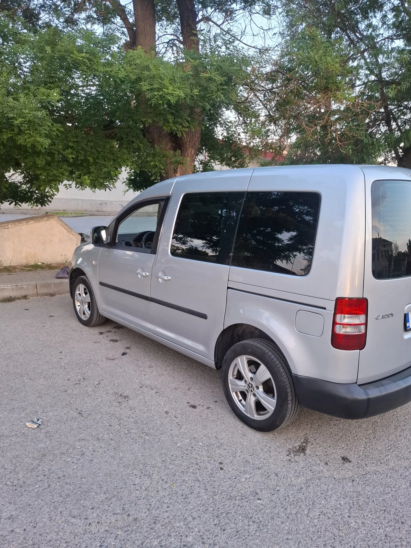 VW Caddy 1.6tdi, снимка 6 - Автомобили и джипове - 55630119
