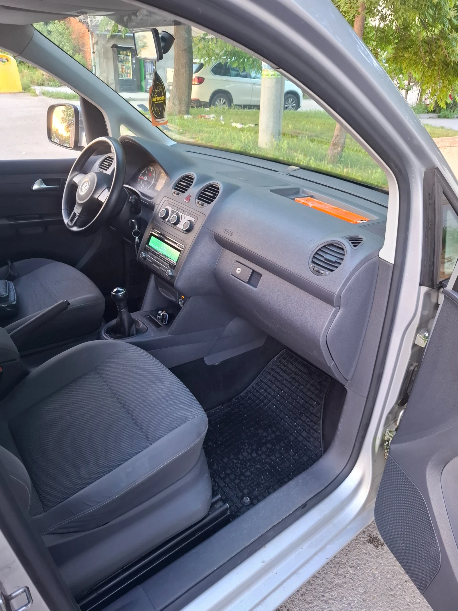 VW Caddy 1.6tdi, снимка 2 - Автомобили и джипове - 55630119