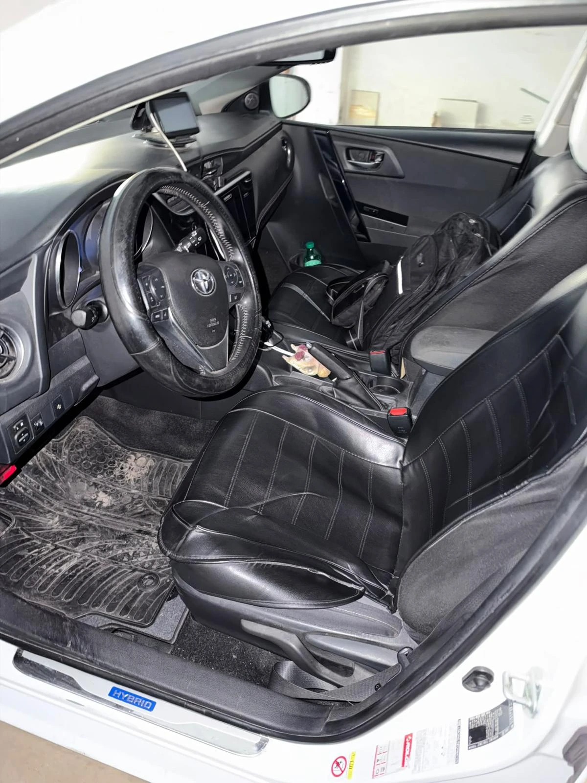 Toyota Auris 1.8HYBRID, снимка 5 - Автомобили и джипове - 56732359