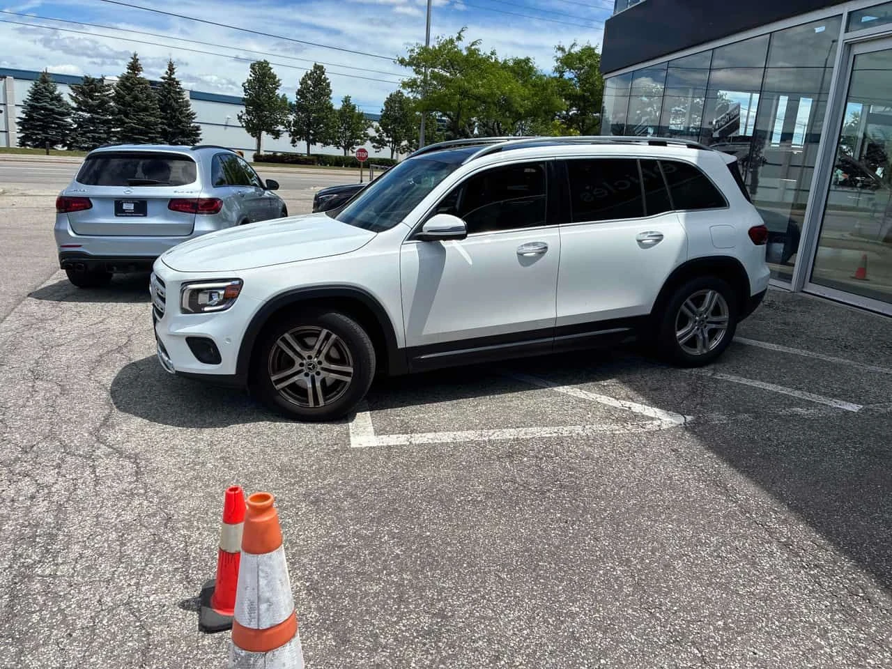 Mercedes-Benz GLB 250 * ПРЕДСТАВИТЕЛСТВО * 360 * PANO * ПОДГРЕВИ, снимка 2 - Автомобили и джипове - 54935525