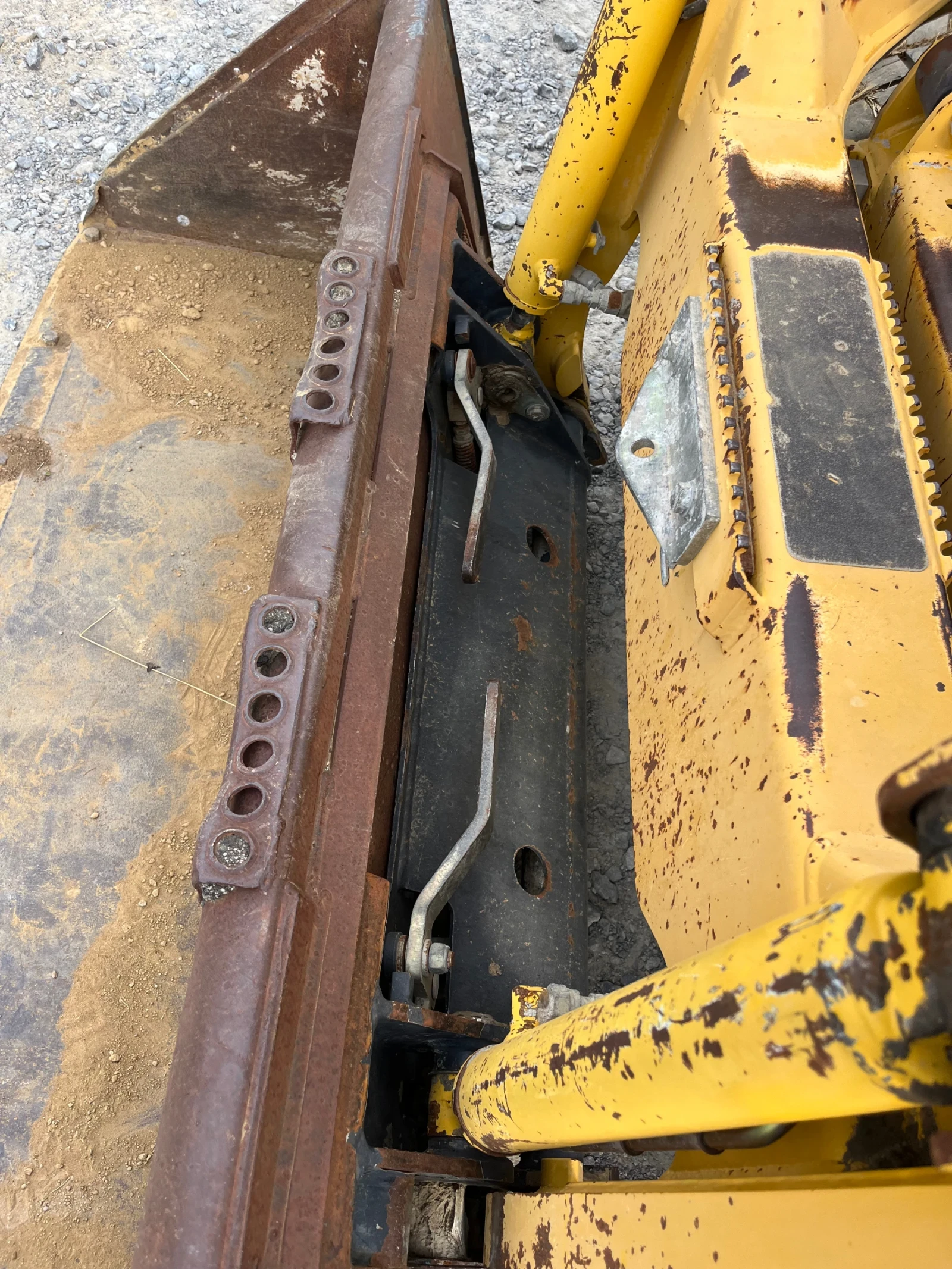 Мини челни товарачи Komatsu Sk815, снимка 8 - Индустриална техника - 54387221