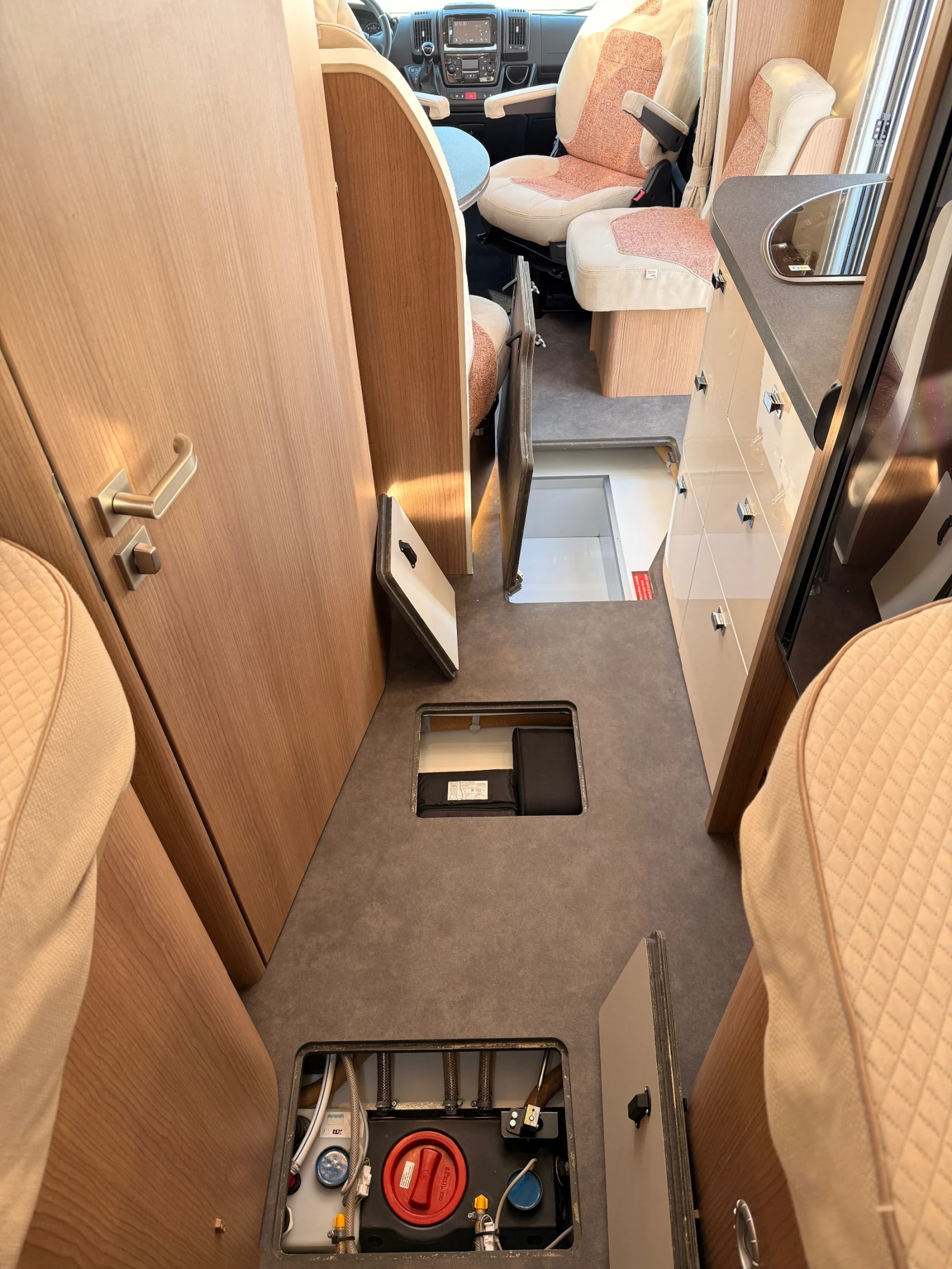 Кемпер Carthago Malibu T430, снимка 13 - Каравани и кемпери - 55136244