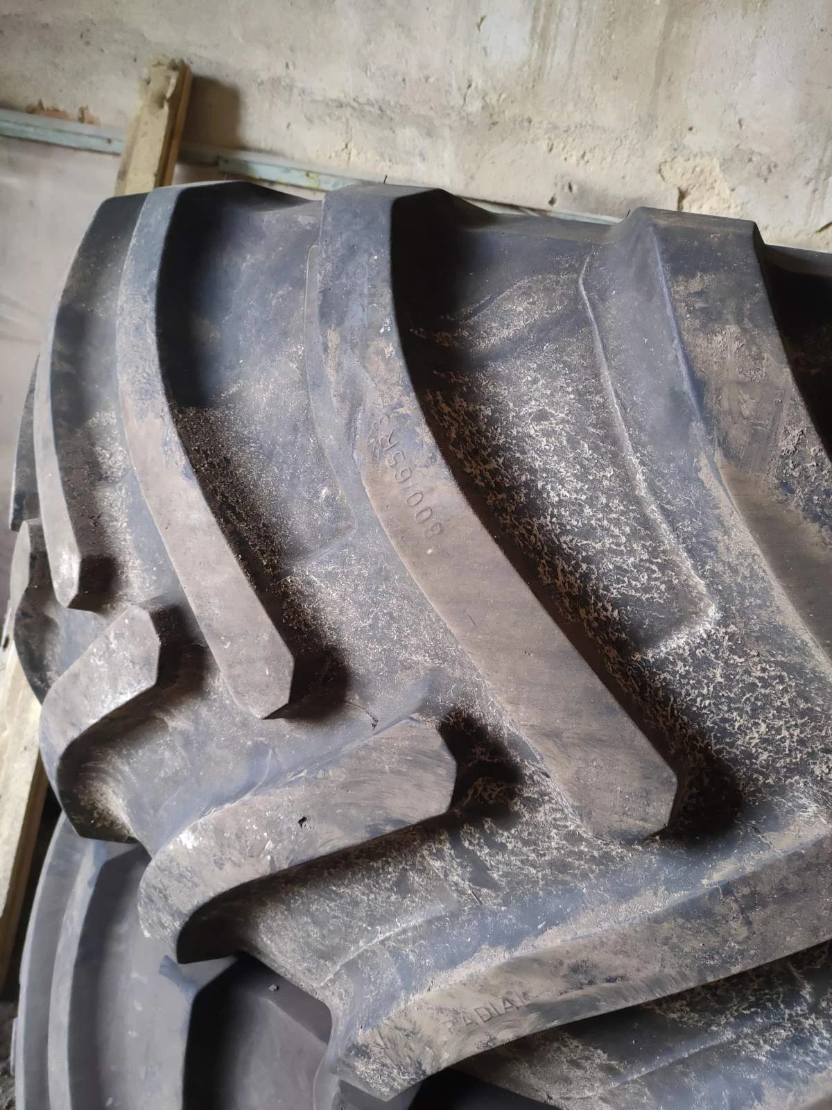 Гуми, снимка 3 - Гуми и джанти - 54142996