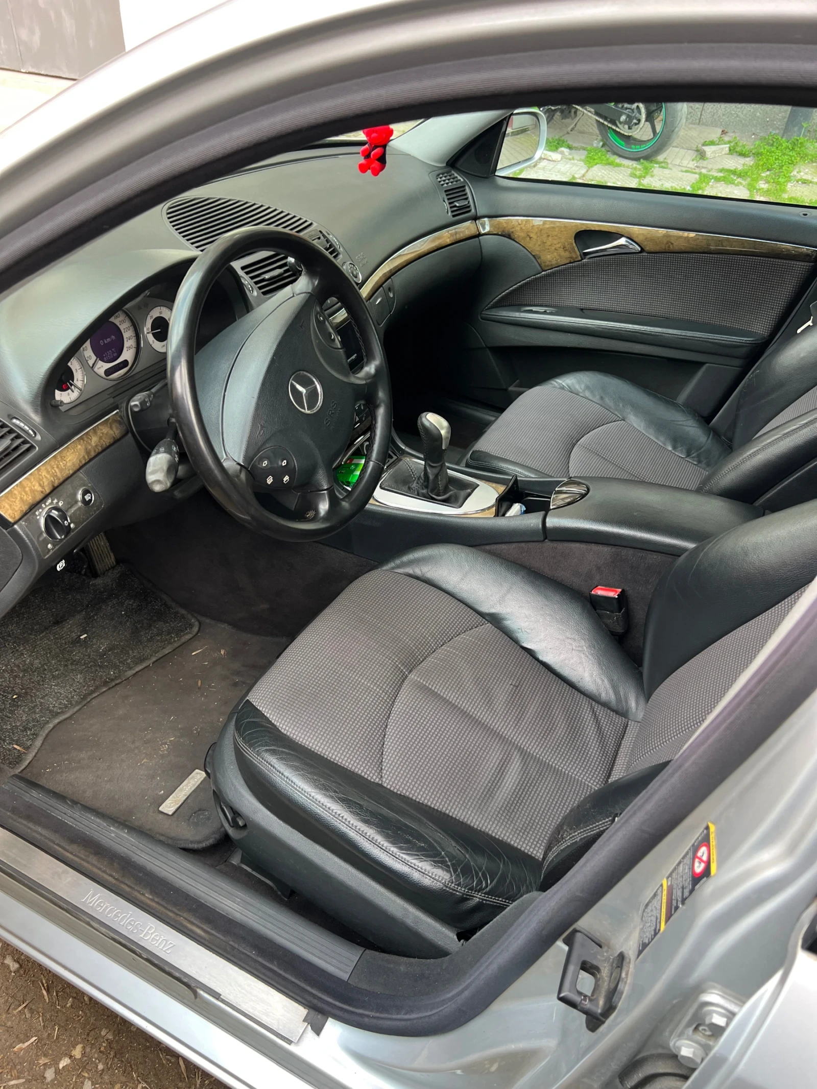 Mercedes-Benz E 220, снимка 4 - Автомобили и джипове - 53987605