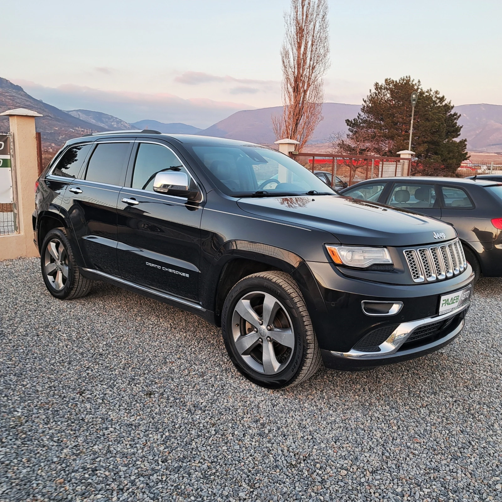 Jeep Grand cherokee SUMMIT* 5.7* V8* DISTRONIC* PANORAMA* KEYLESS&GO*  - изображение 4