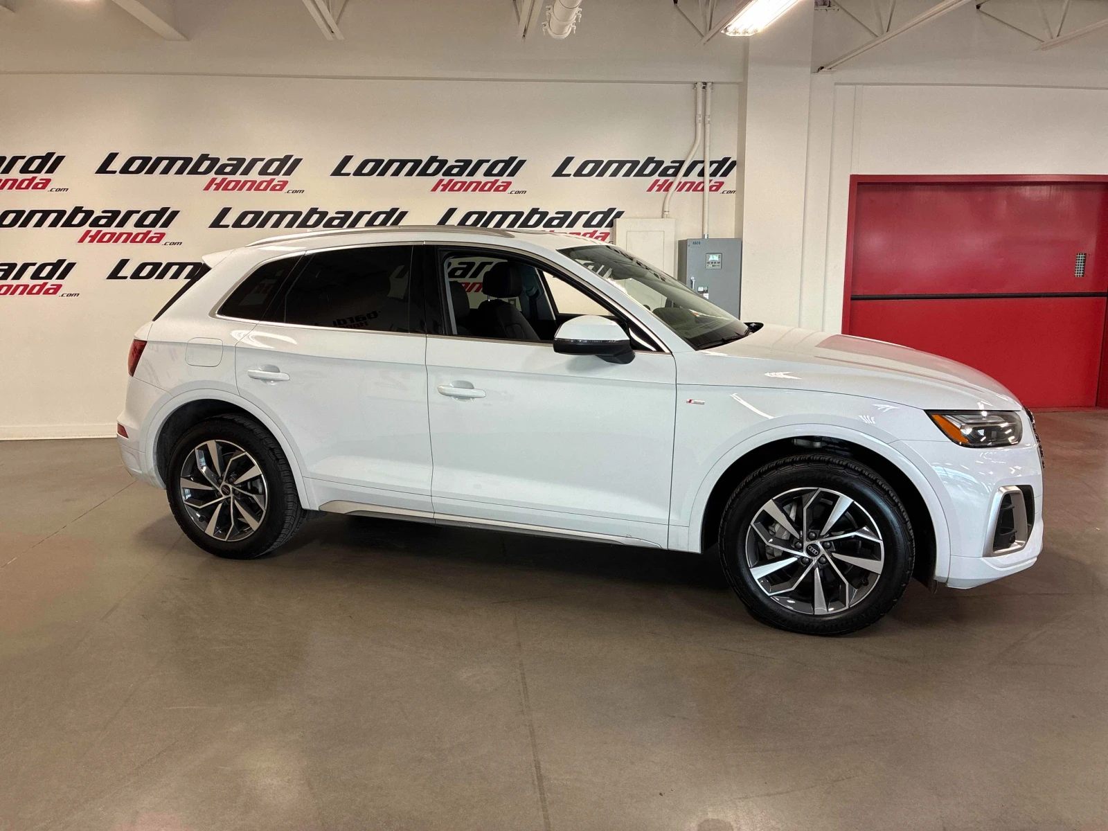 Audi Q5 Progressiv * Keyless * CARFAX * АВТО КРЕДИТ * , снимка 4 - Автомобили и джипове - 54974927