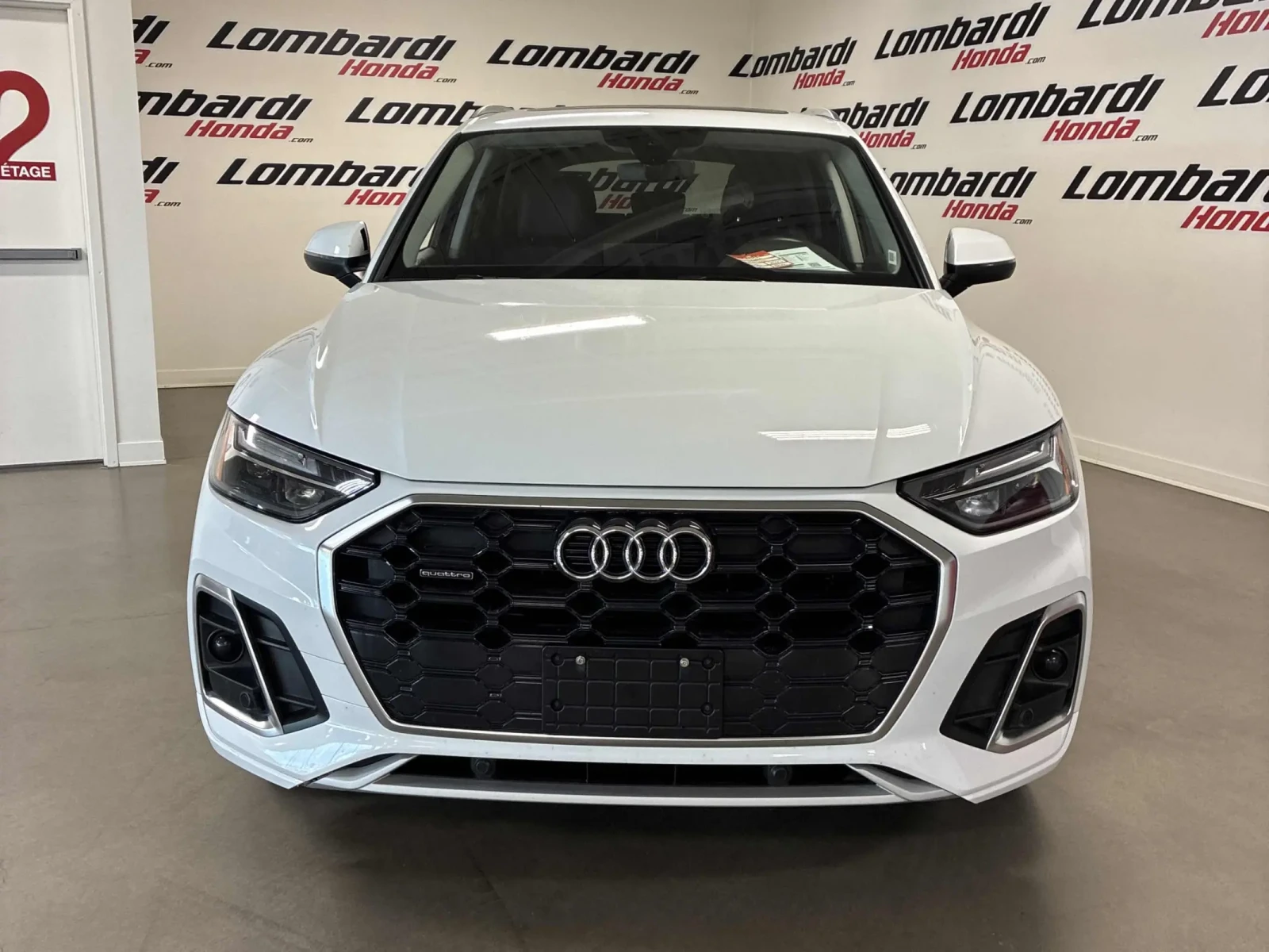 Audi Q5 Progressiv * Keyless * CARFAX * АВТО КРЕДИТ * , снимка 2 - Автомобили и джипове - 54974927