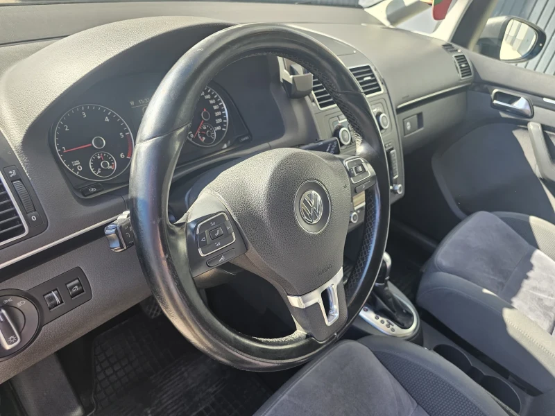 VW Touran, снимка 12 - Автомобили и джипове - 52125176