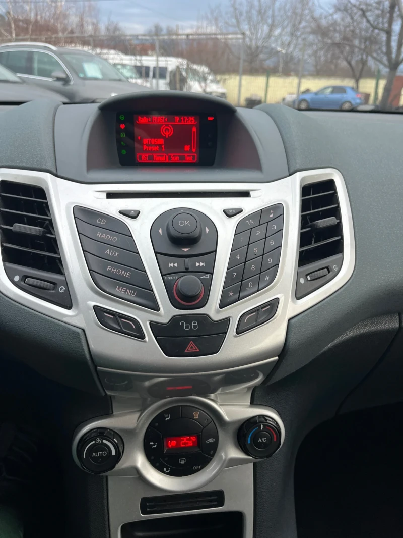 Ford Fiesta 1.4i Titanium, снимка 8 - Автомобили и джипове - 53237702