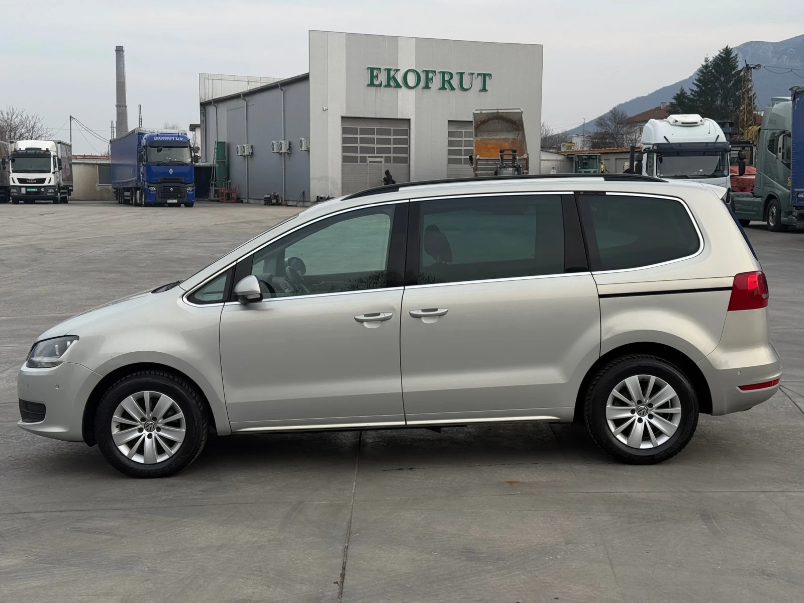 VW Sharan 2.0 DSG , снимка 7 - Автомобили и джипове - 37917234