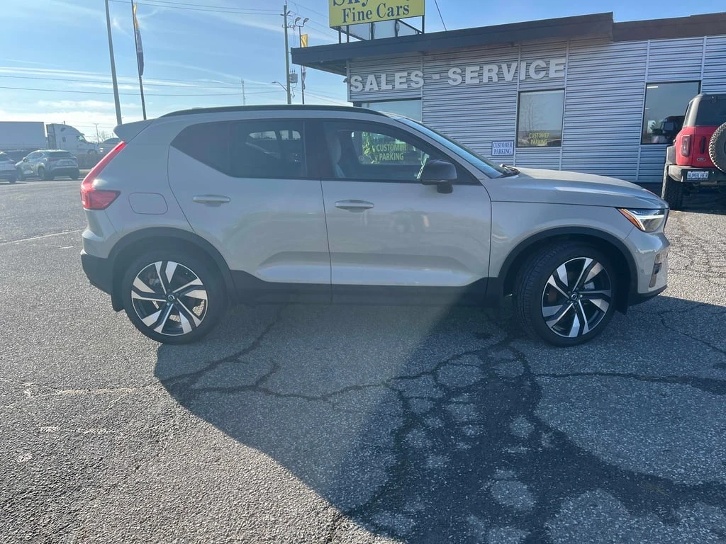 Volvo XC40 * Ultra Dark Theme * CARFAX * БЕЗ ПЪРВОНАЧАЛНА ВНО - изображение 3