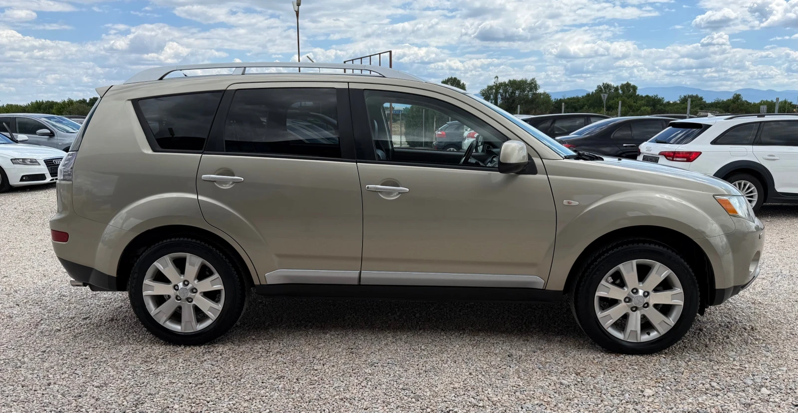 Mitsubishi Outlander 2.0d* 140k.c* 4x4* 7-местен* Подгрев* , снимка 6 - Автомобили и джипове - 55279200