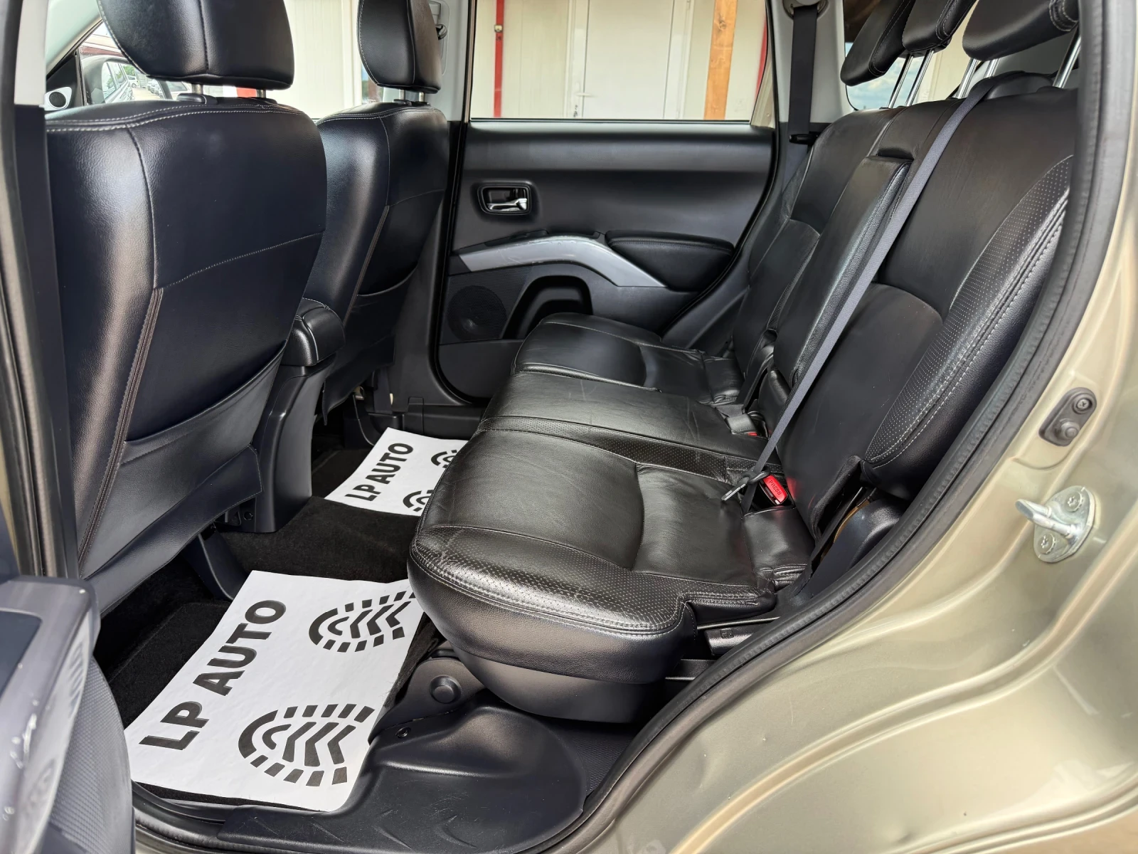 Mitsubishi Outlander 2.0d* 140k.c* 4x4* 7-местен* Подгрев* , снимка 10 - Автомобили и джипове - 55279200