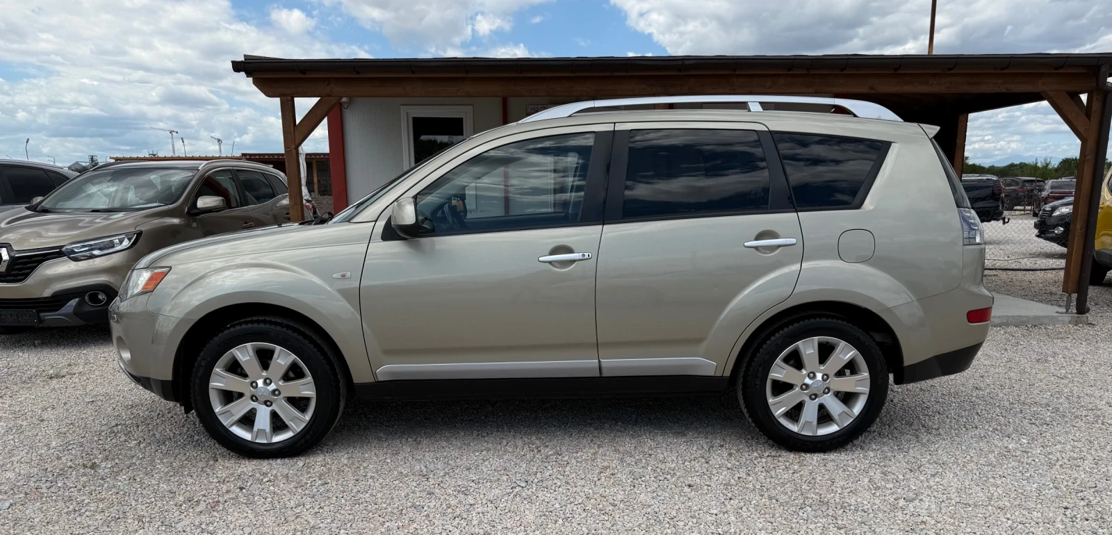 Mitsubishi Outlander 2.0d* 140k.c* 4x4* 7-местен* Подгрев* , снимка 5 - Автомобили и джипове - 55279200