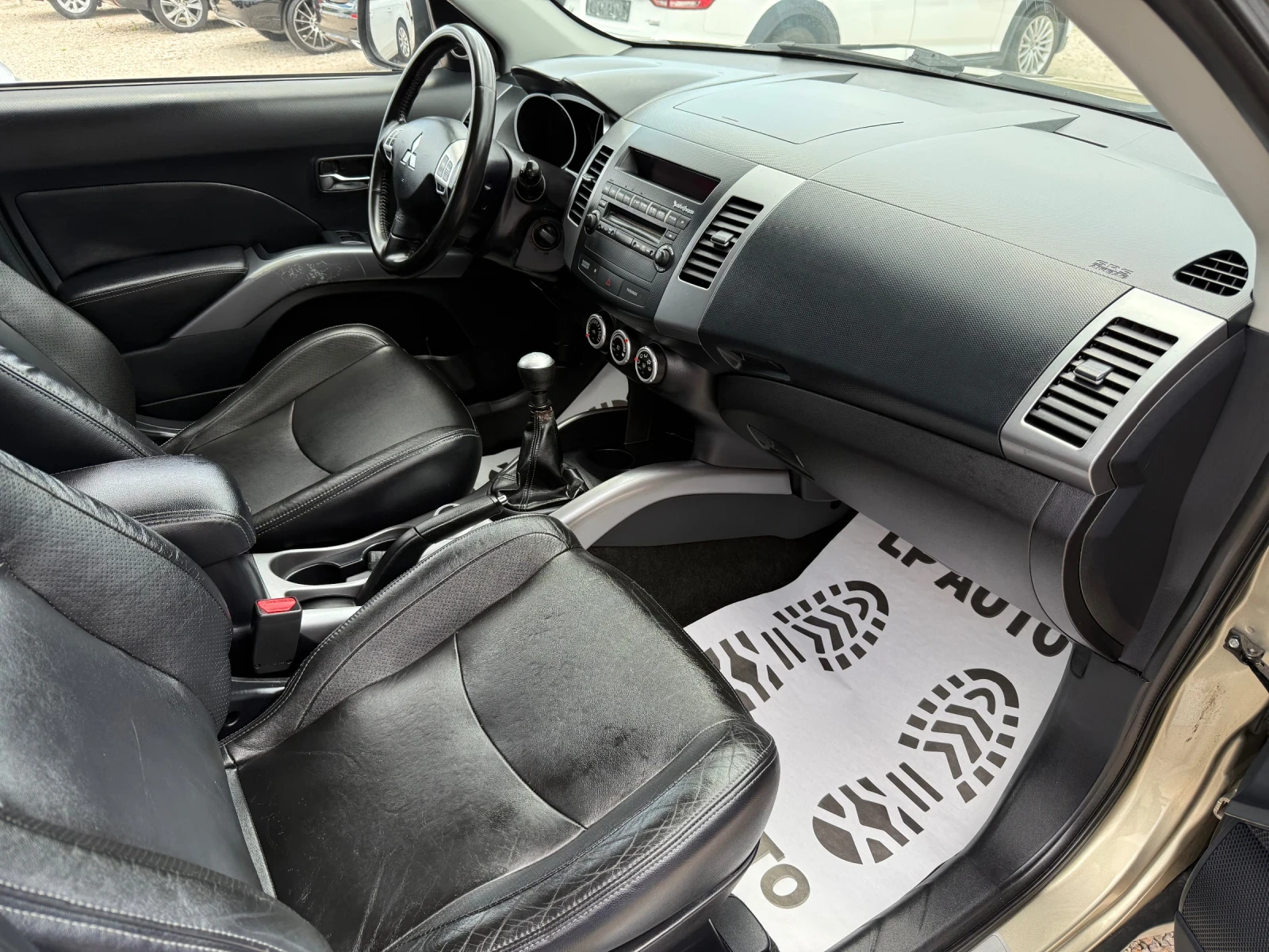 Mitsubishi Outlander 2.0d* 140k.c* 4x4* 7-местен* Подгрев* , снимка 9 - Автомобили и джипове - 55279200