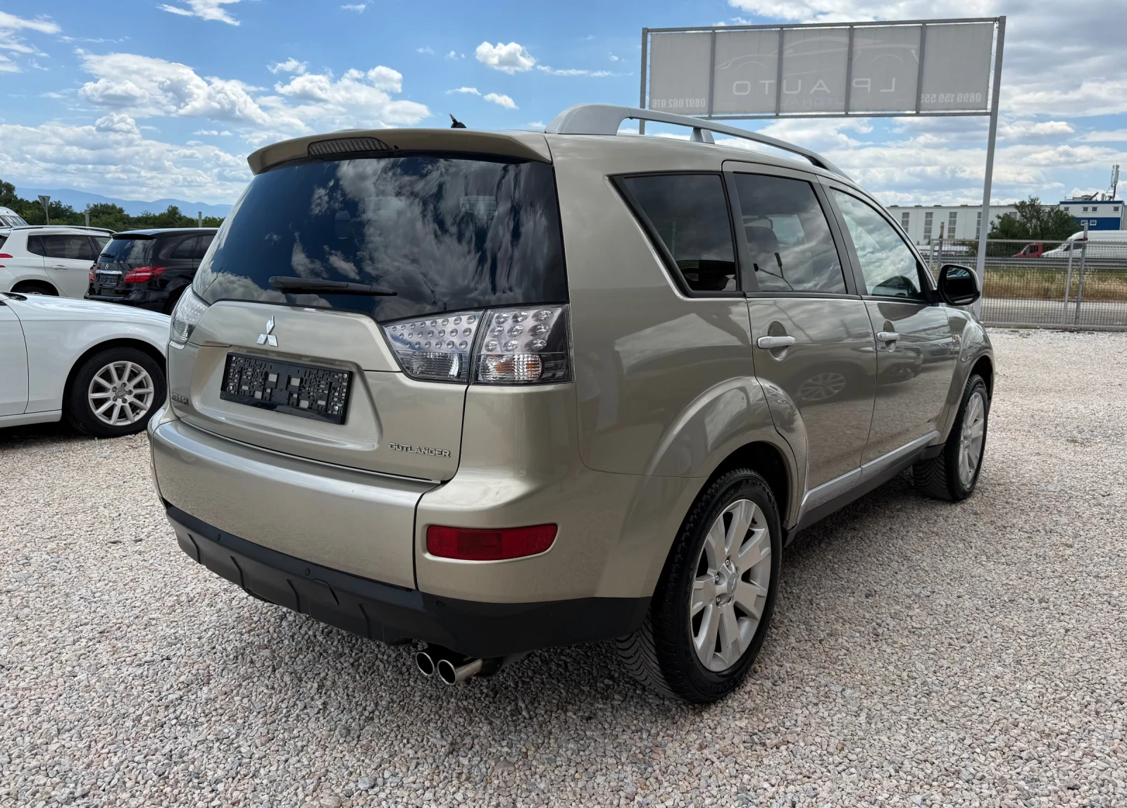 Mitsubishi Outlander 2.0d* 140k.c* 4x4* 7-местен* Подгрев* , снимка 4 - Автомобили и джипове - 55279200