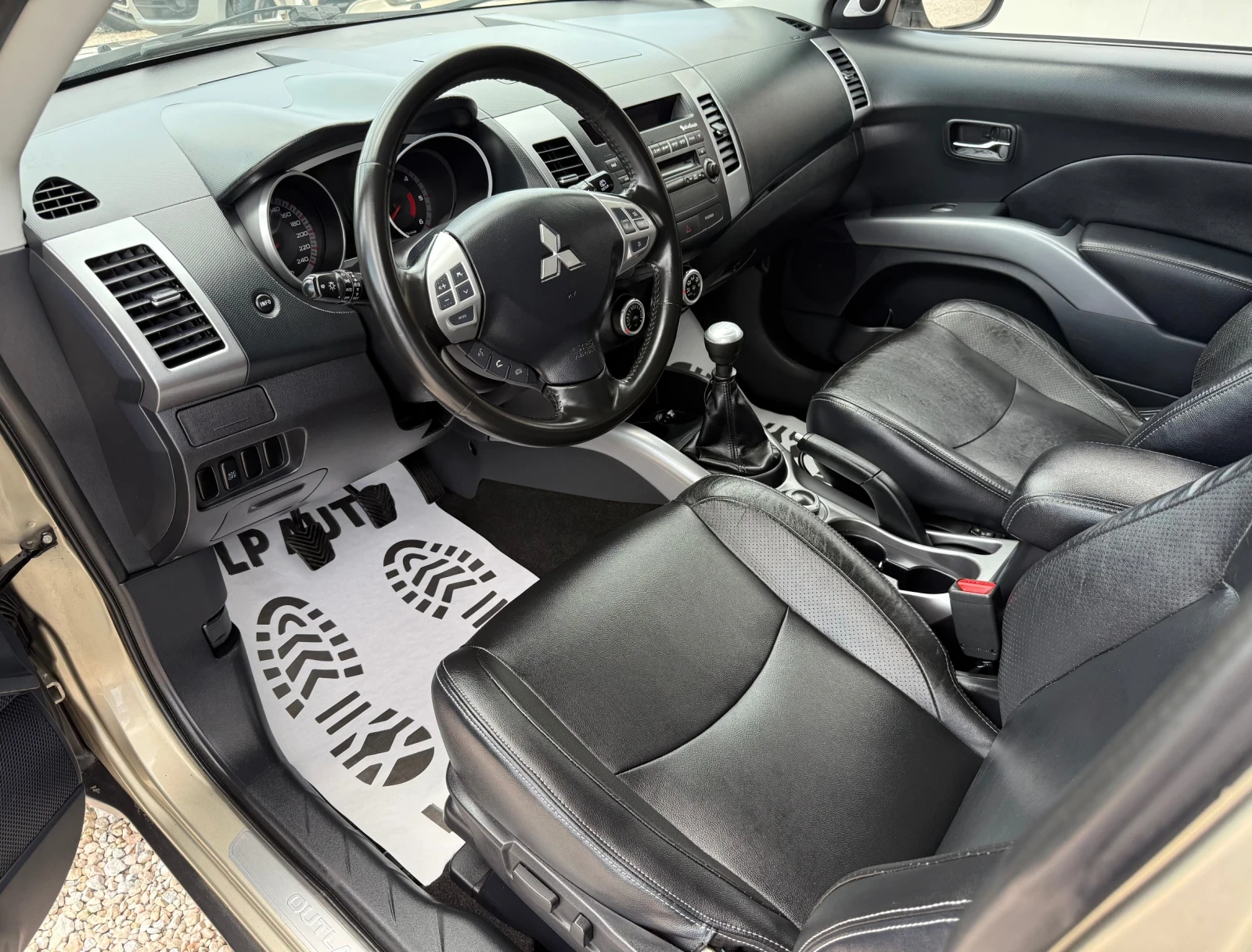 Mitsubishi Outlander 2.0d* 140k.c* 4x4* 7-местен* Подгрев* , снимка 7 - Автомобили и джипове - 55279200