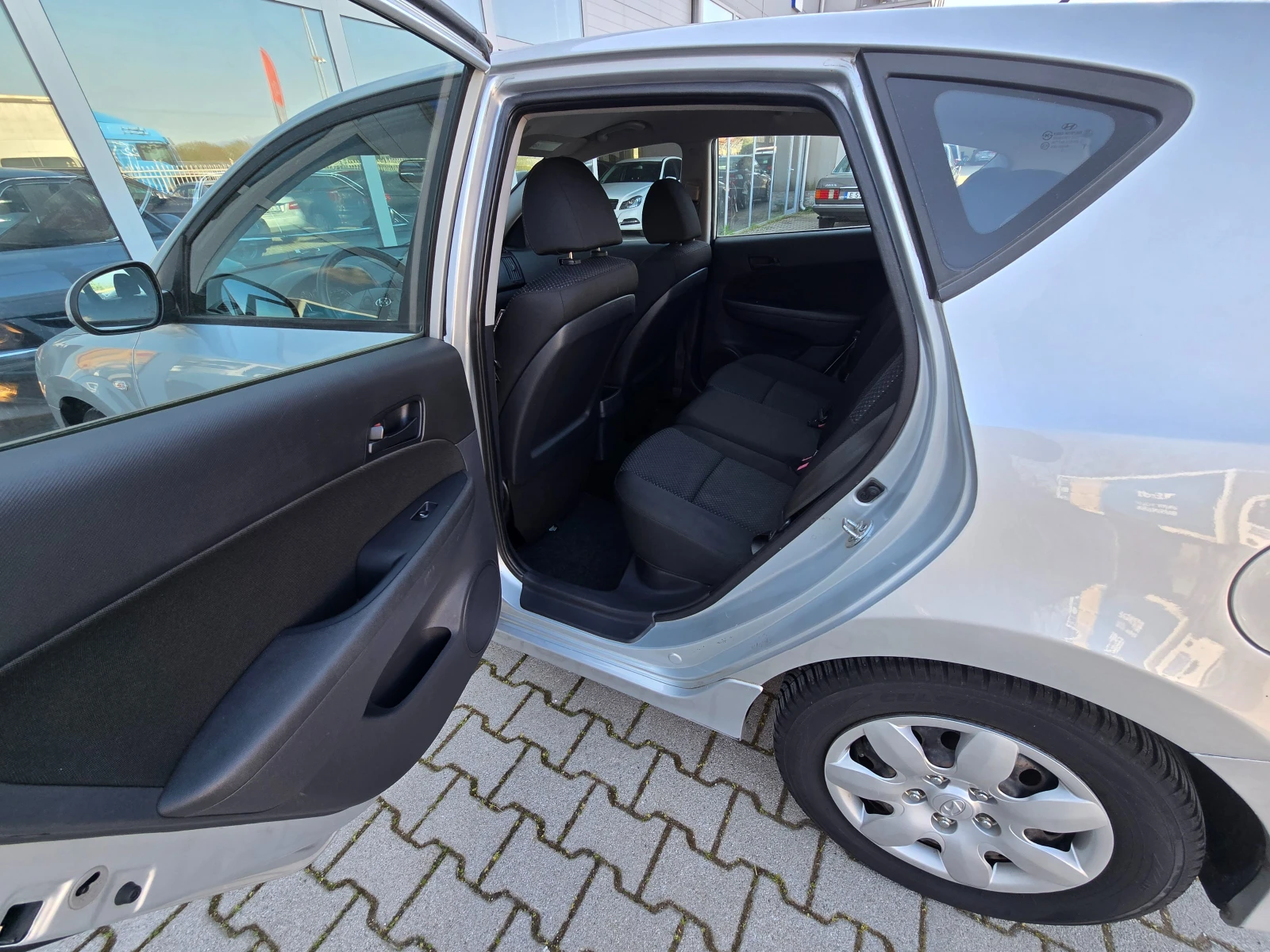 Hyundai I30 1.6 CRDi !! 6-скорости !!, снимка 12 - Автомобили и джипове - 54210713