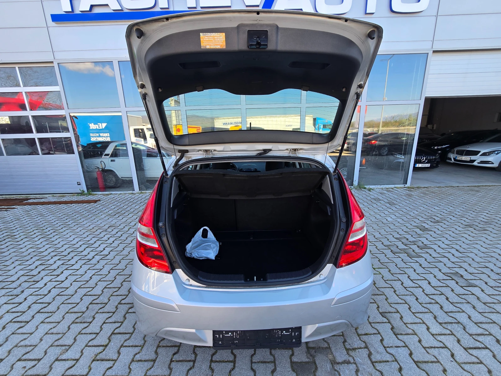 Hyundai I30 1.6 CRDi !! 6-скорости !!, снимка 17 - Автомобили и джипове - 54210713