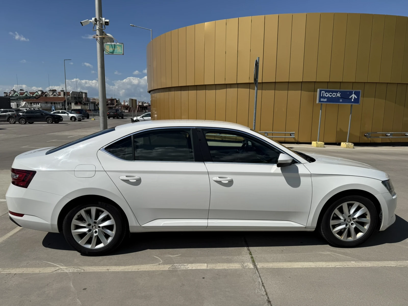 Skoda Superb 2.0 TDI (190 к.с.) | Изрядна, снимка 3 - Автомобили и джипове - 54743880