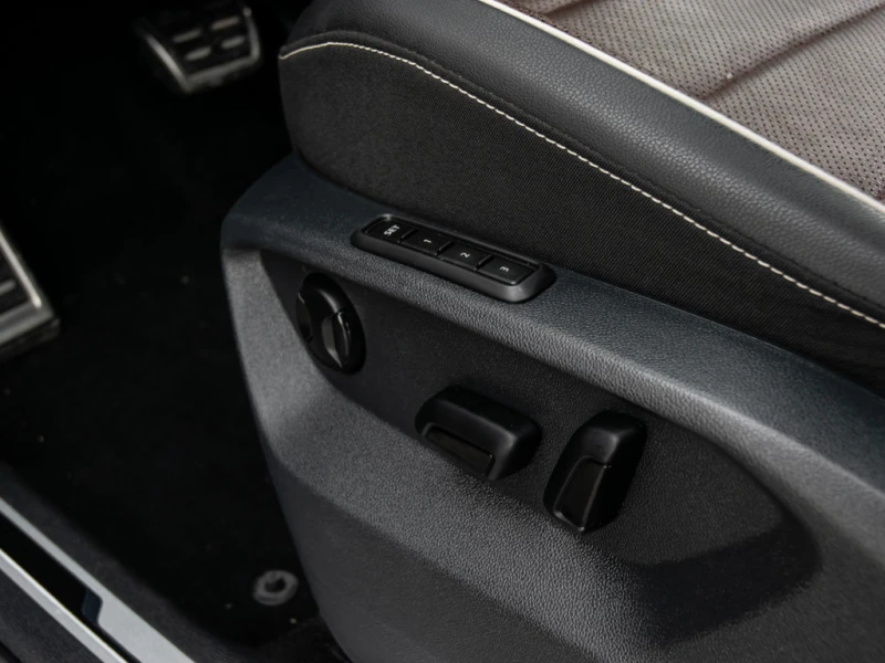 VW Tiguan 2023* HIGHLINE R-LINE* 7 PASS* FENDER AUDIO* LANE , снимка 13 - Автомобили и джипове - 53135996