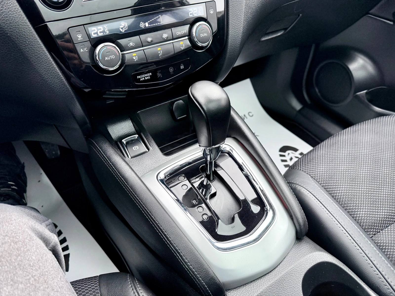 Nissan Qashqai 1.6DCI* TEKNA* Автомат* Euro6B* 360Камери* Full* Л, снимка 14 - Автомобили и джипове - 54072436