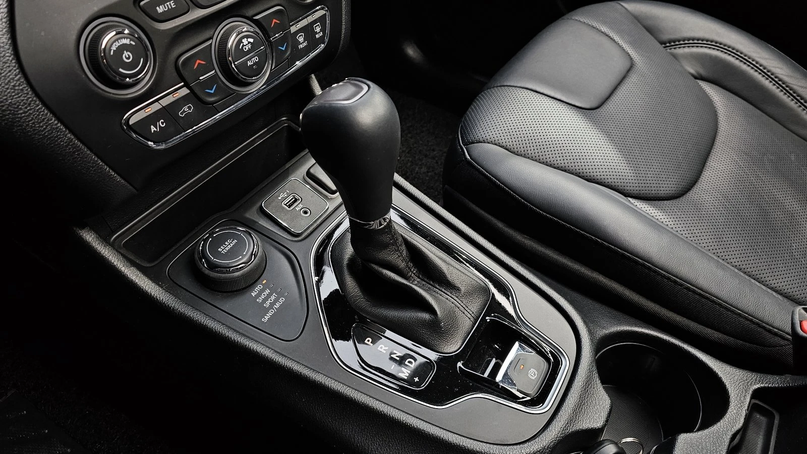 Jeep Cherokee 2.4* ЛЮК* KEYLESS* ПОДГРЕВ ВОЛАН* КРАЙНА ЦЕНА, снимка 9 - Автомобили и джипове - 55318866