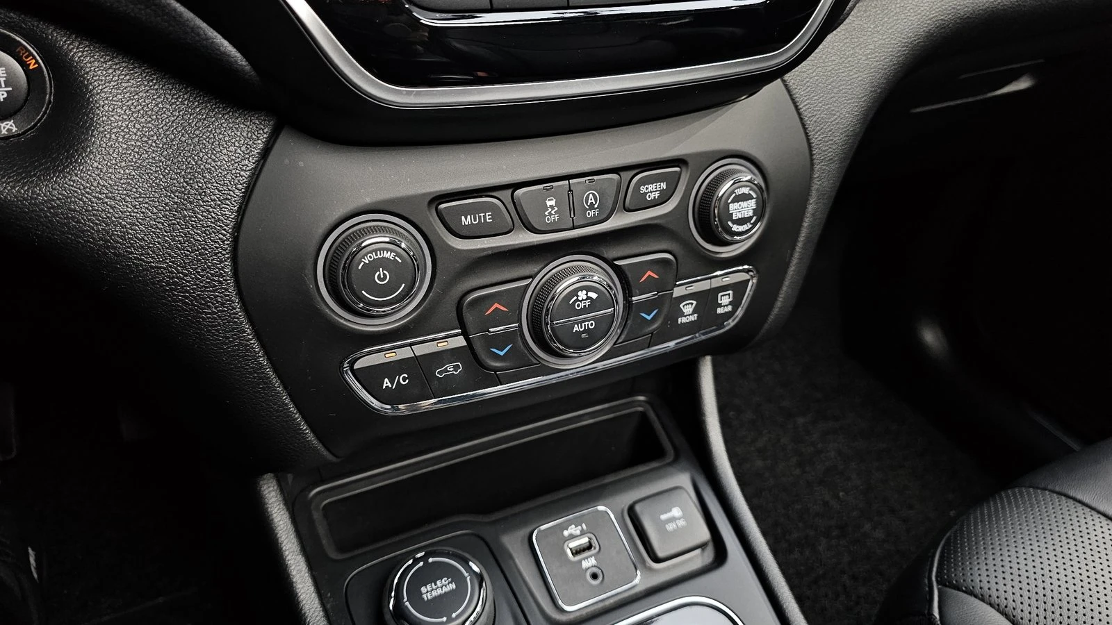 Jeep Cherokee 2.4* ЛЮК* KEYLESS* ПОДГРЕВ ВОЛАН* КРАЙНА ЦЕНА, снимка 17 - Автомобили и джипове - 55318866