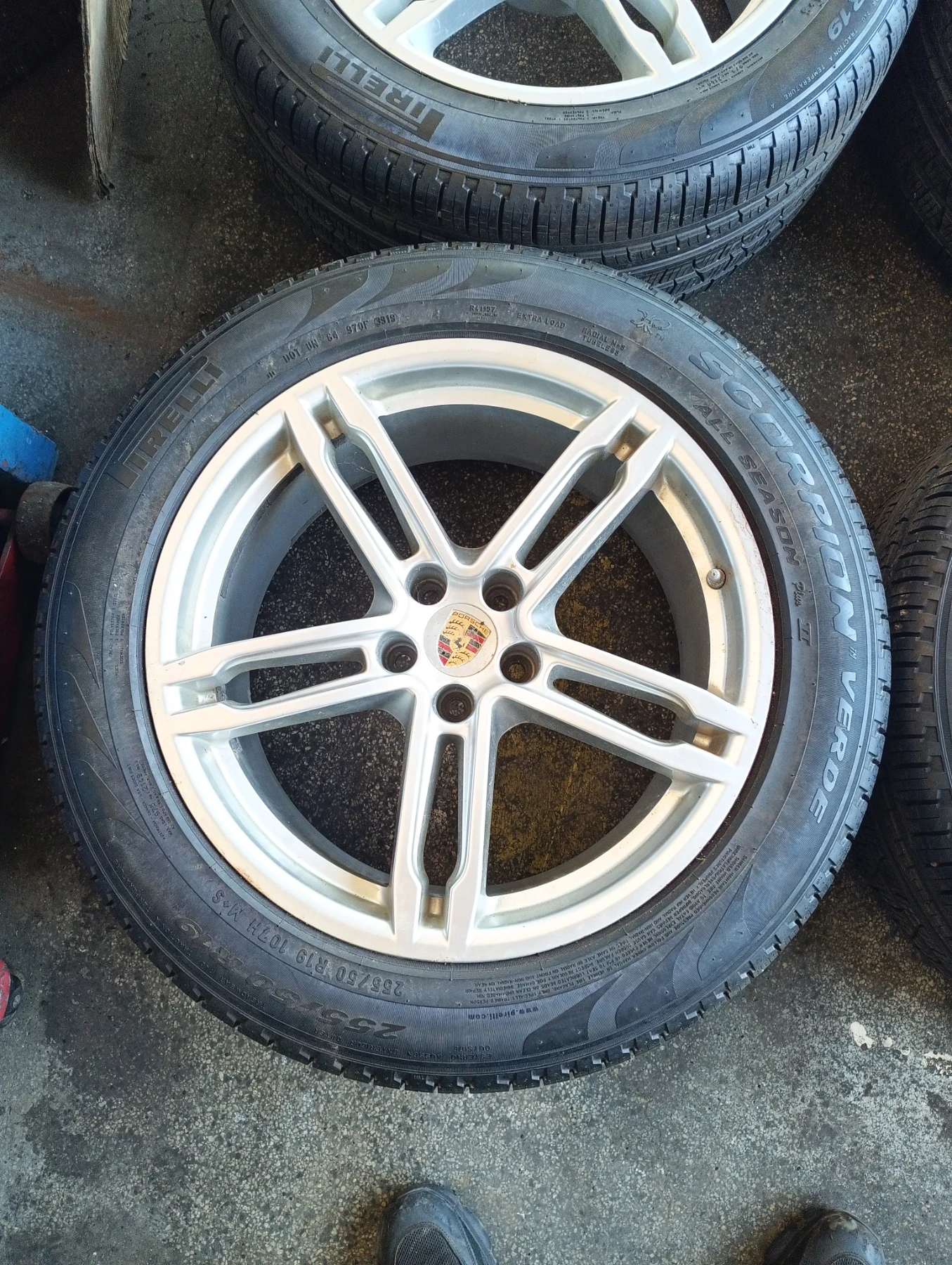 Гуми с джанти Pirelli 255/50R19, снимка 2 - Гуми и джанти - 55988449