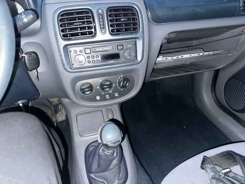 Renault Clio 1.6 16v, снимка 12 - Автомобили и джипове - 47347042