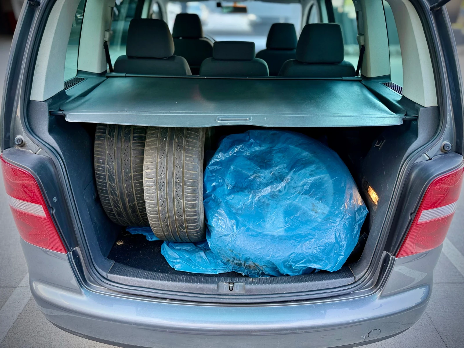 VW Touran Обслужен/Регистриран/Реални километри, снимка 11 - Автомобили и джипове - 55717302