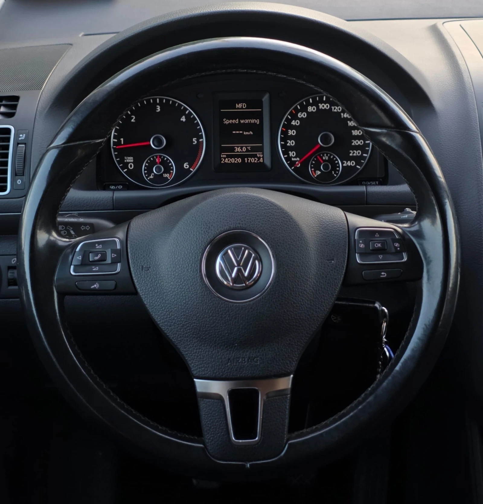 VW Touran 1.6TDI, снимка 6 - Автомобили и джипове - 55806582