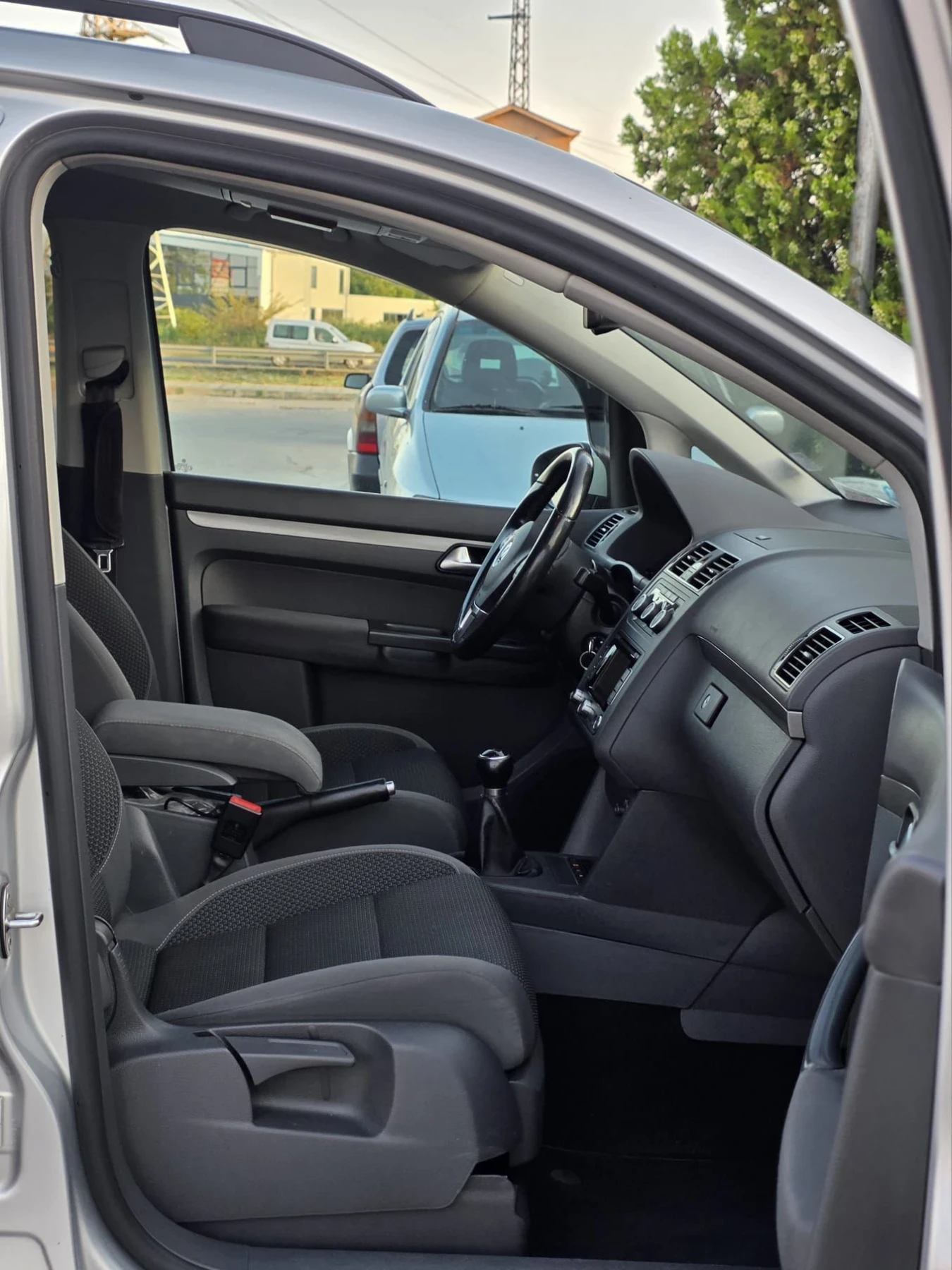 VW Touran 1.6TDI, снимка 9 - Автомобили и джипове - 55806582
