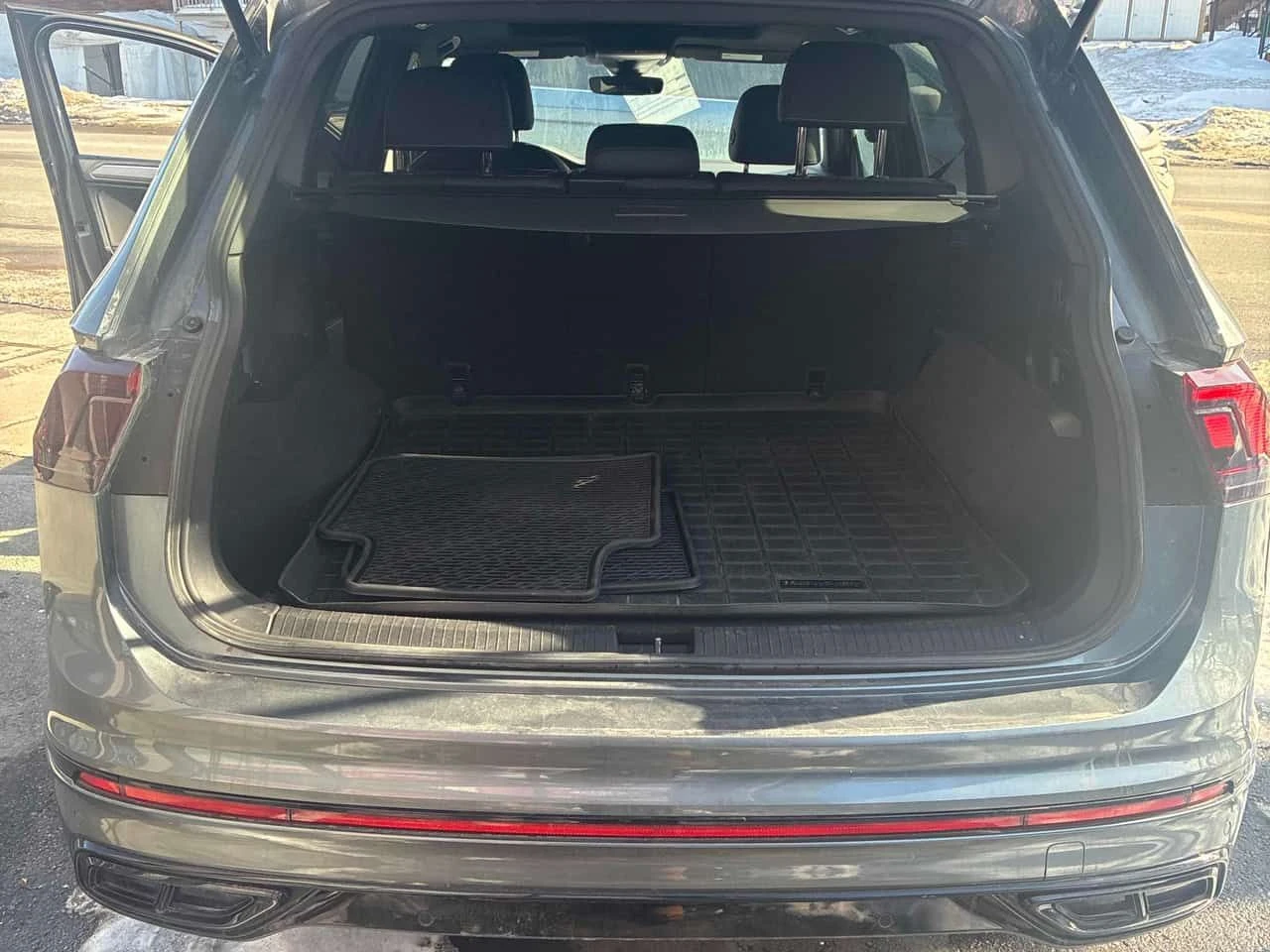 VW Tiguan Comfortline R Line Black Edition  CARFAX, снимка 17 - Автомобили и джипове - 53714825