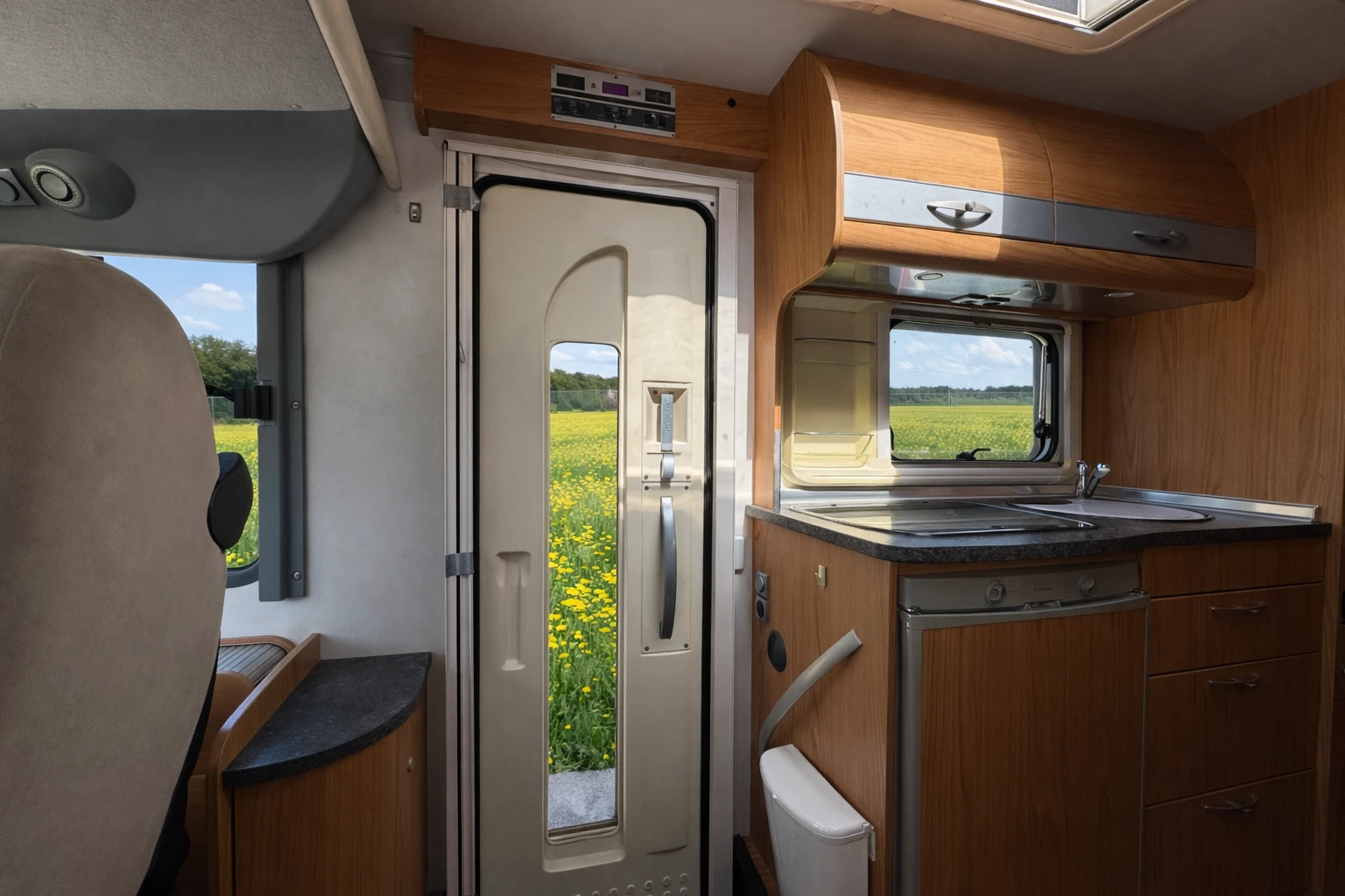 Кемпер Burstner Aviano i650, снимка 6 - Каравани и кемпери - 54234970