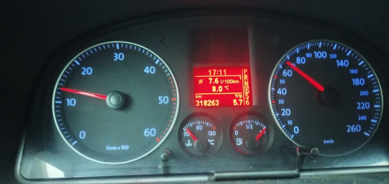 VW Touran 1.9 TDI , снимка 6 - Автомобили и джипове - 52299315