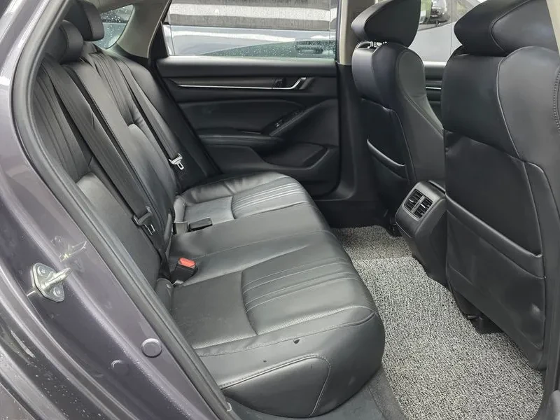 Honda Accord 1.5 Turbo, снимка 11 - Автомобили и джипове - 55921576