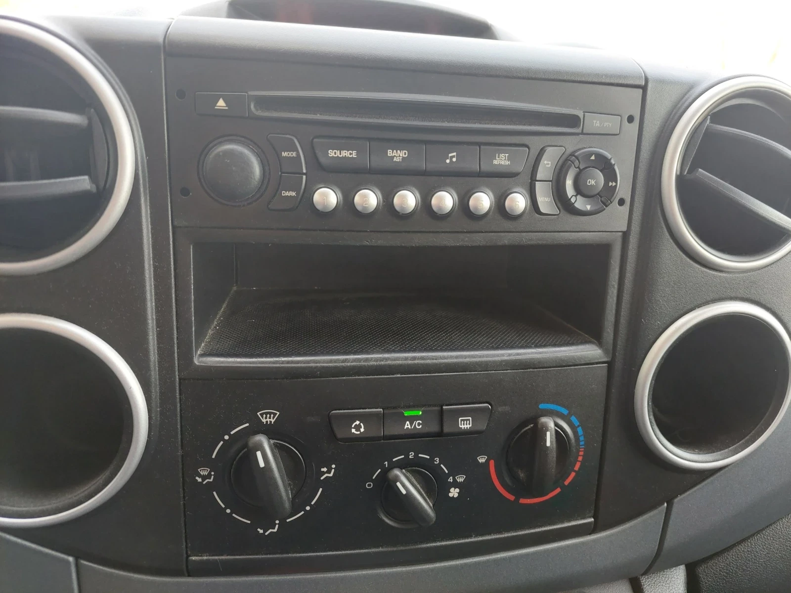 Peugeot Partner Teepe 1.6 GAZ, снимка 11 - Автомобили и джипове - 53837612