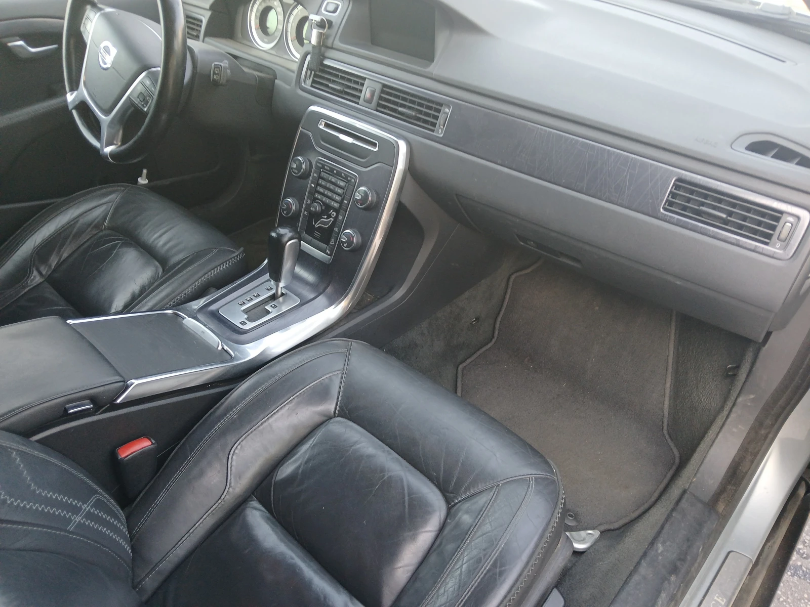 Volvo Xc70 D5 4x4 Швейцария, снимка 12 - Автомобили и джипове - 56155178