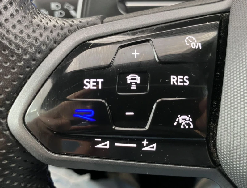 VW Tiguan 2.0 TSI.R-Line.320 HP.4Motion.Navi.Led.Kamera.Acc, снимка 11 - Автомобили и джипове - 52787197