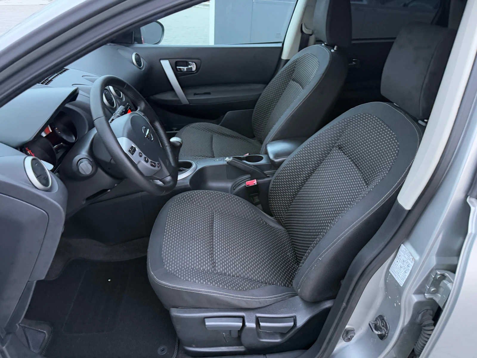 Nissan Qashqai 1.6 i Напълно обслужен автомобил !!! - изображение 10