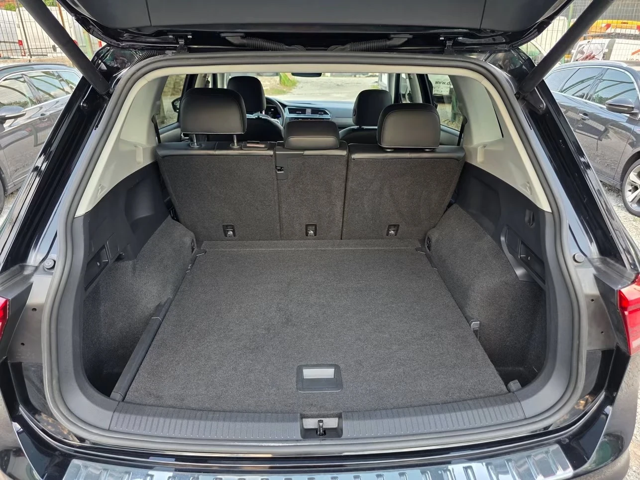 VW Tiguan 2.0TSI 184K.C. / 4-MOTION / АВТОМАТИК / ЛЕД / , снимка 15 - Автомобили и джипове - 55592568